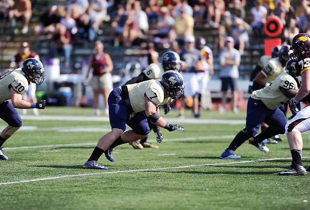 hank-goff-concordia-st-paul-marines-veteran-football-rush.jpg